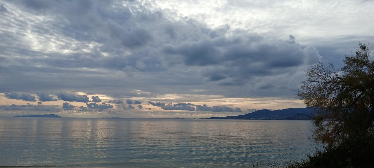 Blick über das Meer bei Windstille, im Hintergrund ist Paros zu sehen