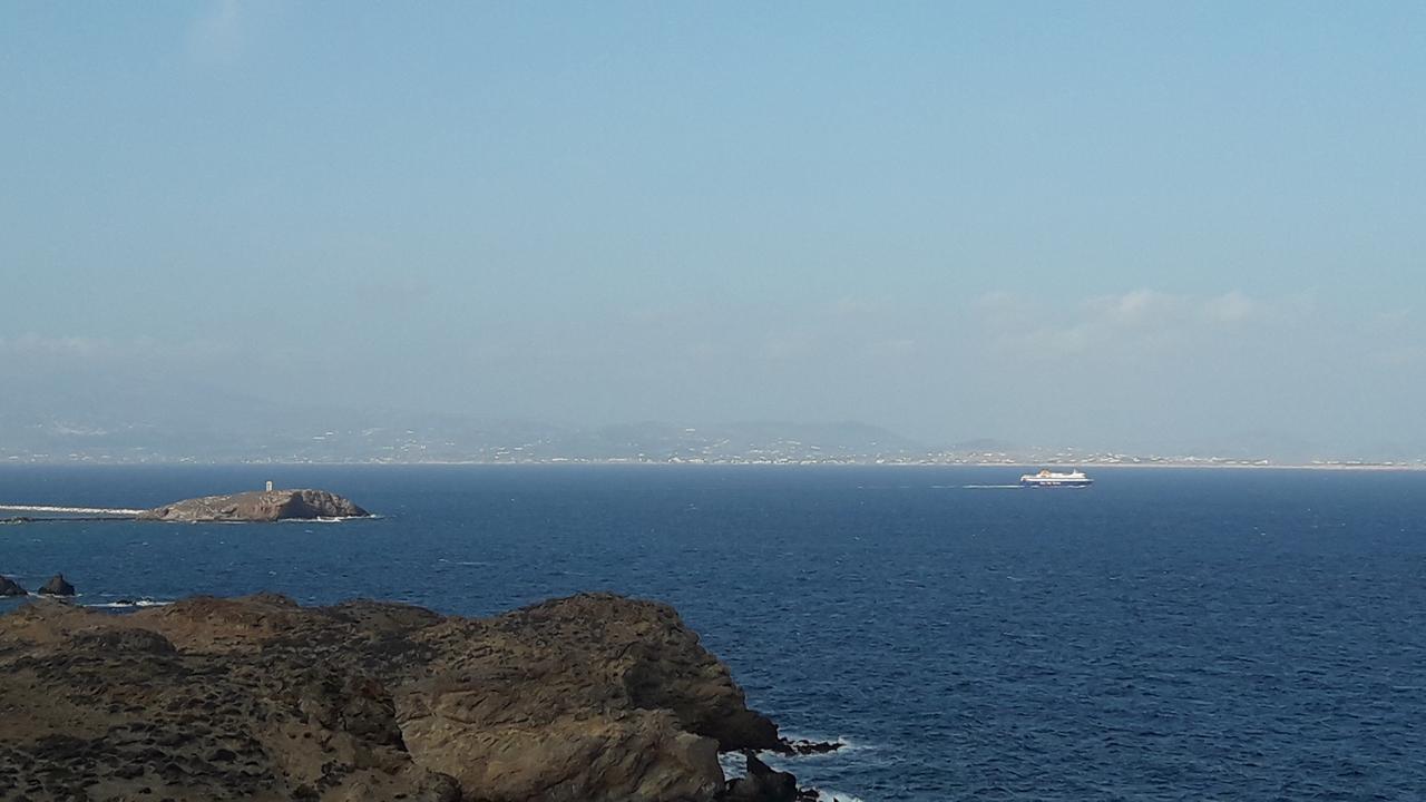 Links die "Portara", hinten wieder Paros, in der Mitte das Meer und die Fähre